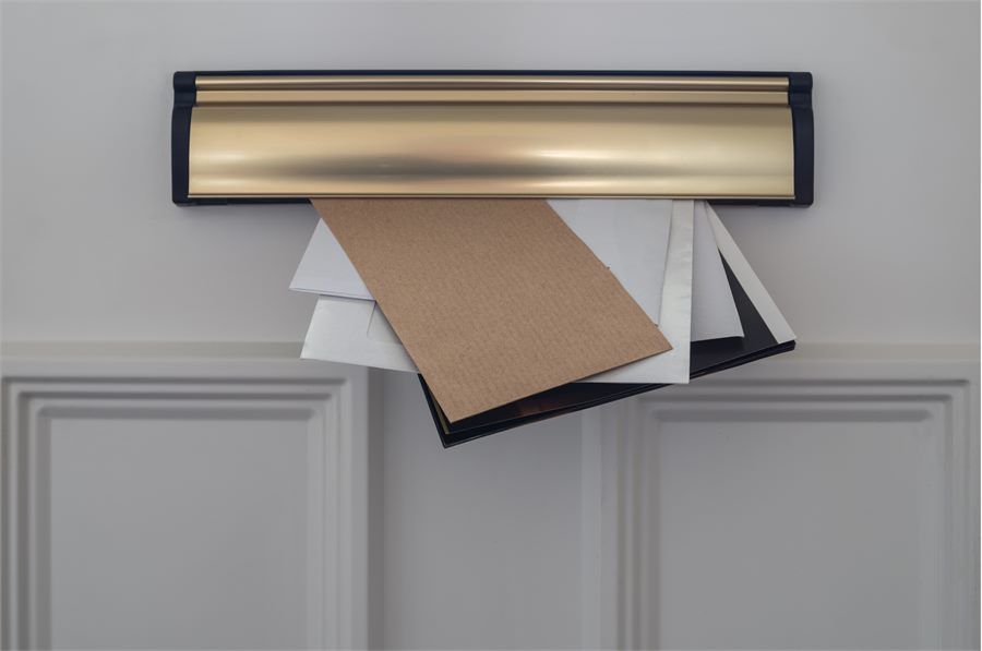 Briefkasten mit eingeworfener Post