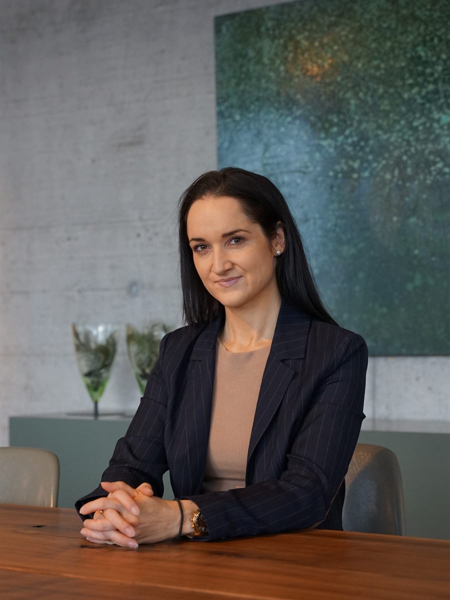 Velinka Galic im dunkelblauen Blazer im Raum Traum Showroom
