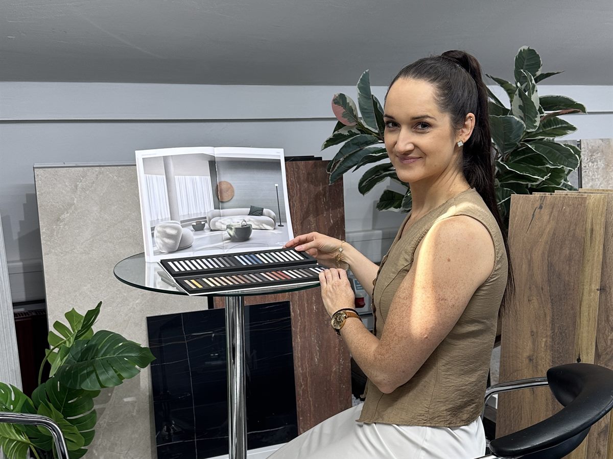 Velinka Galic mit Farbmustern und Materialien im Raum Traum Showroom